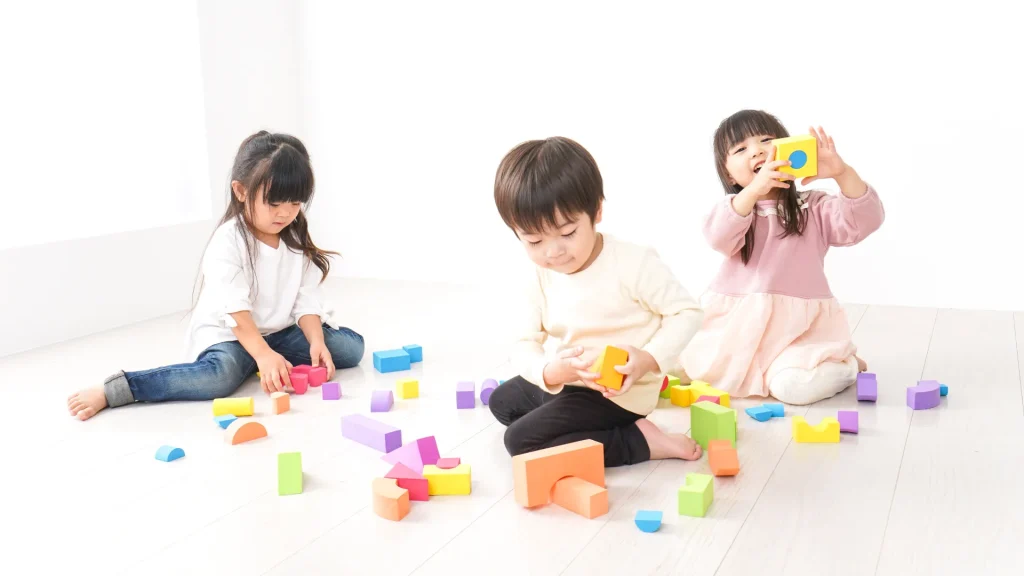 ブロックで遊ぶ子供