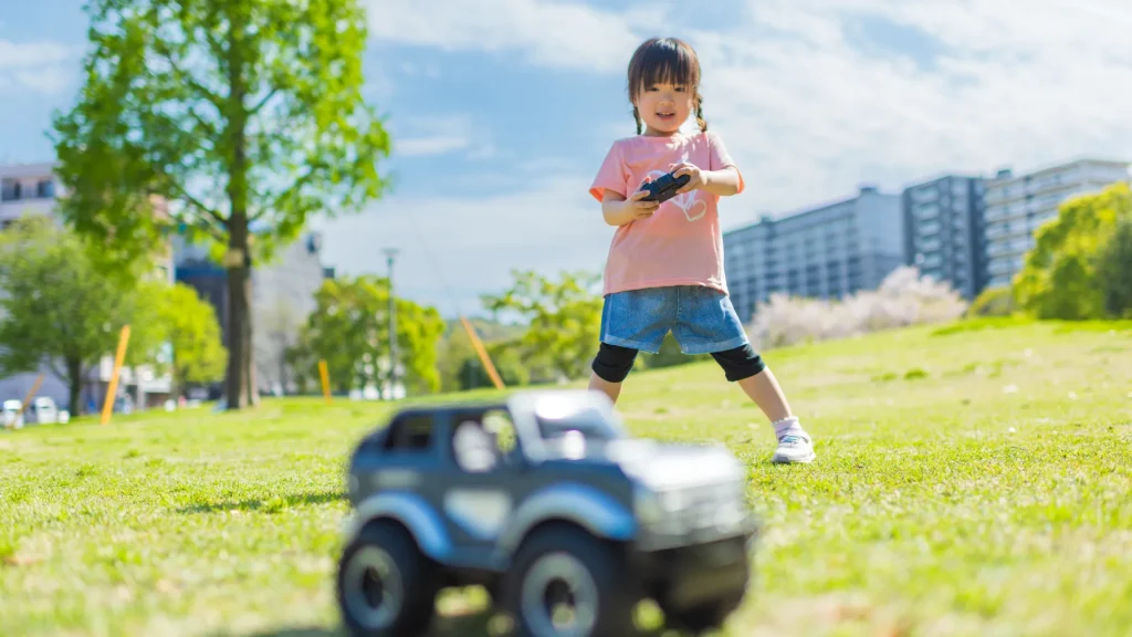 ラジコンで遊ぶ女の子